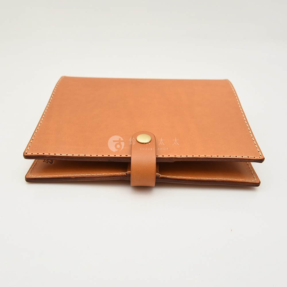 職人手作淺棕色皮革A5手帳/記事本書套，附有金色按扣及皮革繫帶，縫線細緻，質感樸實。