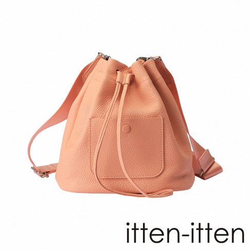 itten-itten 品牌桃粉色荔枝紋皮革束口水桶包，配有同色系可調節織帶肩帶，包身有一個帶有按扣的貼袋。