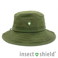 軍綠色特大款機能漁夫帽，採用透氣材質，帽身前方繡有綠色十字盾牌標誌，兩側有可調節鬆緊的抽繩。