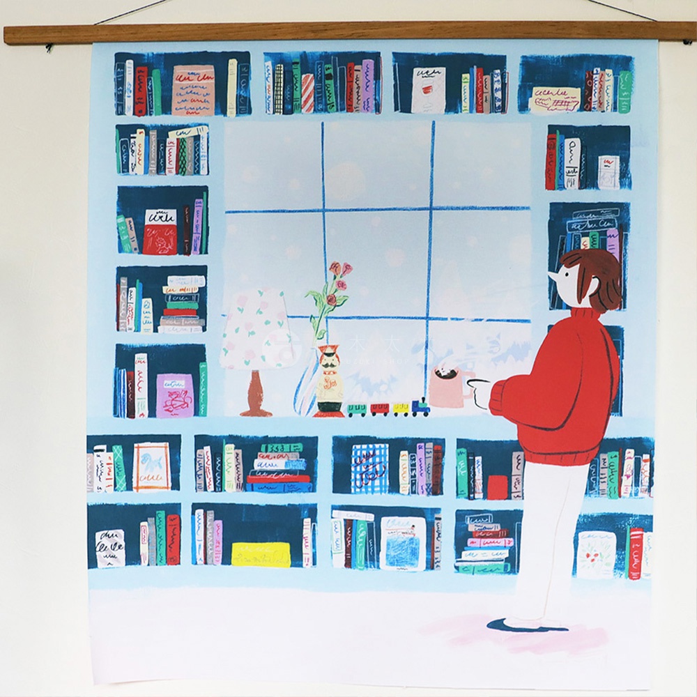 無框帆布藝術海報，描繪一幅溫馨的居家閱讀場景。藍色背景襯托著淺藍色的書架，擺滿各式書籍，中央為一扇窗戶，窗外飄著雪花。畫面右側有一人身穿紅色毛衣，手持杯子，彷彿正在享受閱讀時光。左側擺放著檯燈、花瓶和可愛的火車玩具，整體色彩柔和，充滿生活氣息。