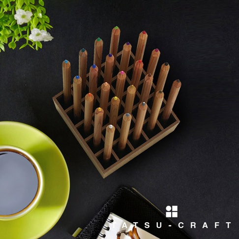 木質25格筆筒，內置多色鉛筆，鉛筆筆頭呈現綠、藍、粉、紅、黃、白等不同顏色。