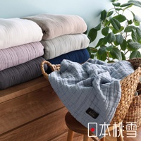 疊放的八層紗雙人透氣被，包含白色、淺米色、淺灰色、淡紫色、深灰色和海軍藍。一張淺藍色八層紗被鋪在柳條籃子裡，籃子放在木凳上。