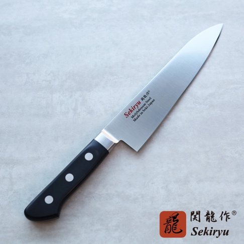鉬釩不鏽鋼製 18 公分牛刀，刀柄為黑色，有三個鉚釘，刀身上有 Sekiryu 品牌標誌及產地資訊。