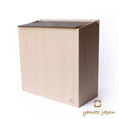 SLIM DUST 8L 掀蓋式垃圾桶，淺木紋色搭配深棕色頂蓋，簡約設計，適合居家或辦公空間。