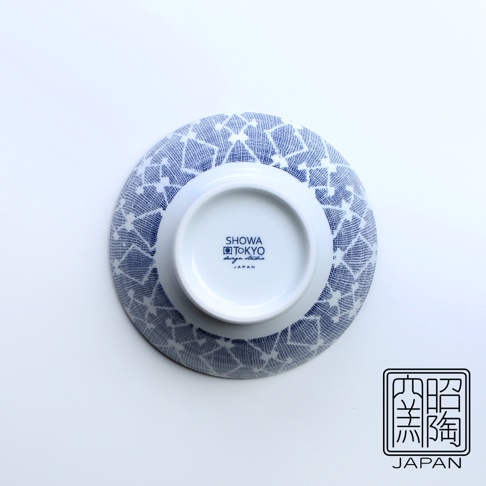 藍染菱紋陶瓷拉麵碗，碗身外側佈滿藍色菱形網格紋路，底部白色圓圈內印有「SHOWA TOKYO design studio JAPAN」字樣及品牌標誌。