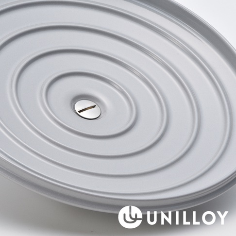 銀色琺瑯鑄鐵鍋鍋蓋，表面有同心圓紋路，中央有一個銀色螺絲。