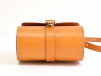 職人手作皮革皮扣單肩包 (CP-38)，淺棕色光滑皮革製成，圓筒形設計，搭配皮革束帶及金色金屬皮扣，精緻車縫線裝飾，簡約大方。