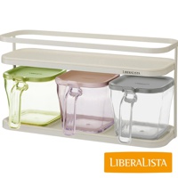 LIBERALISTA 調味料罐收納架組，包含綠色、粉色和灰色蓋子的三個透明收納罐，放置於白色架子上