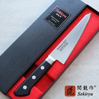 鉬釩不鏽鋼骨刻刀，刀刃長約15公分，銀色金屬材質，搭配黑色握柄，握柄上有三個銀色鉚釘，刀身印有「Sekiryu 閼龍作 Molybdenum Vanadium Stainless Steel Made in Seki-Japan」字樣，置於紅絨內襯的黑色禮盒中。