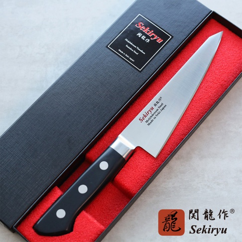 鉬釩不鏽鋼骨刻刀，刀刃長約15公分，銀色金屬材質，搭配黑色握柄，握柄上有三個銀色鉚釘，刀身印有「Sekiryu 閼龍作 Molybdenum Vanadium Stainless Steel Made in Seki-Japan」字樣，置於紅絨內襯的黑色禮盒中。