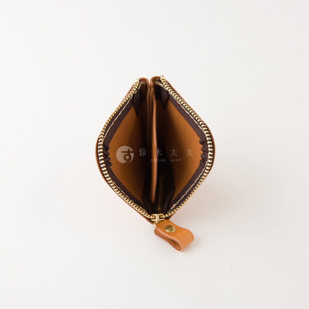 這是一個呈現打開狀態的日本HERZ職人手作皮革零錢包，採用棕色皮革材質，內部分隔設計能有效收納物品，金色拉鍊環繞邊緣，整體展現簡約實用的質感與細膩的縫製工藝。