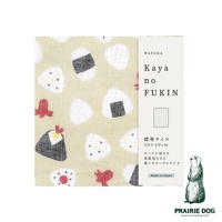 一塊淺黃色五層紗蚊帳質地擦拭巾，印有各式飯糰、章魚及雞的可愛圖案，尺寸標示30x40公分，並印有「Made in Japan」字樣。