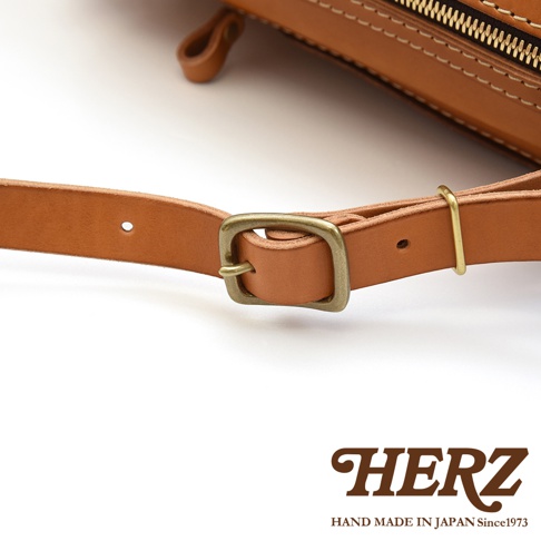 職人手作皮革長方型多口袋後背包 R-17，採用 tan 色皮革，配有黃銅色金屬扣環和拉鍊。