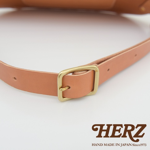 日本HERZ 手工皮革斜背包的皮帶與黃銅扣細節