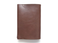 深棕色皮革翻蓋記事本書套，設有精緻縫線，呈現簡約質樸的風格。