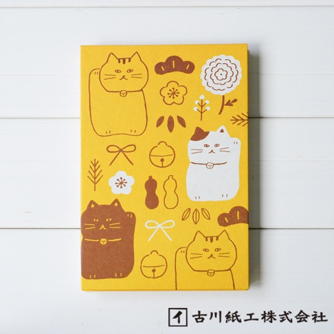 黃色和紙御朱印帳，印有招福貓、花朵、鈴鐺和雲紋圖案。有棕色、白色和黃色的招福貓，線條簡約，風格可愛。