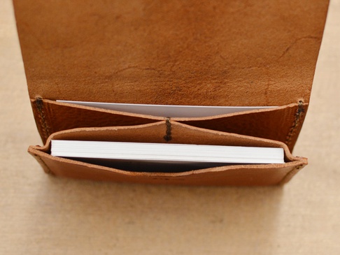 前面側の収納部は、前後で寸法を変え、後ろ側のゆとり分カードが入るようになっています。およそ20枚の名刺が収納可能です。