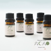 五瓶琥珀色玻璃精油瓶，配有黑色螺旋瓶蓋，瓶身貼有淺綠色標籤，印有日文與英文說明及樹枝圖案。