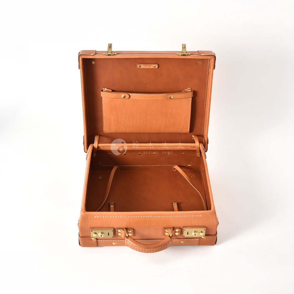 職人手作皮革英倫風便攜手提行李箱 TR-1，採用棕褐色皮革製成，箱體開啟，內部有隔層和固定帶，配有黃銅色鎖扣和提把。