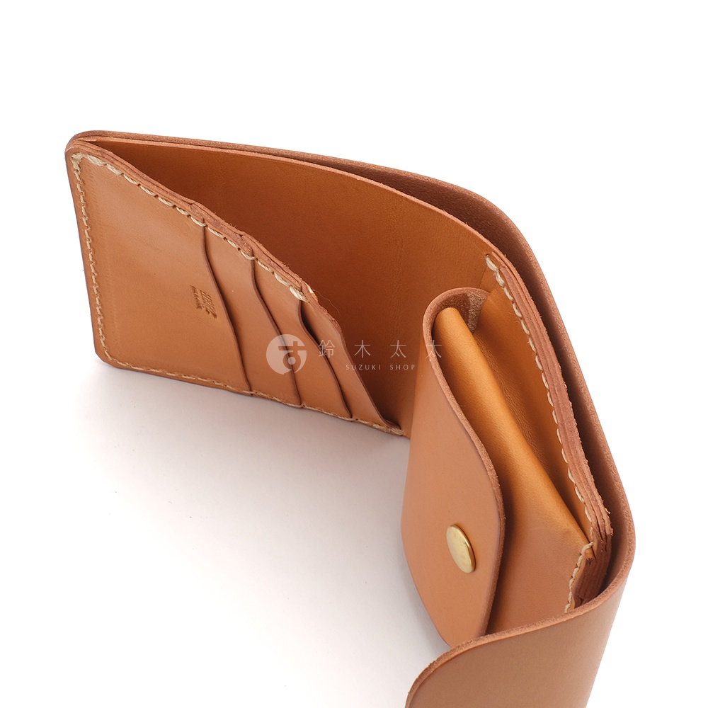 職人手作皮革原子釦型二折式短夾，淺棕色皮革，內有卡槽與零錢袋，縫線清晰。