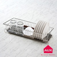 不鏽鋼材質的leye 排水式長形瀝水籃，內有兩個玻璃杯、一個白色碗和數個白色盤子，籃子下方有集水盤。