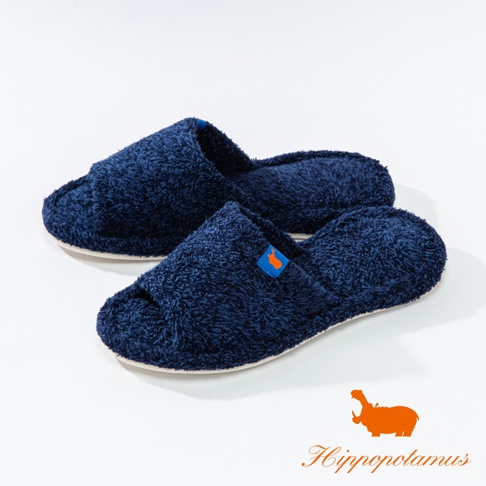 一雙深藍色竹棉混紡室內拖鞋，絨毛質地，鞋面有橘色品牌標籤。