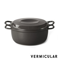 一個灰色的 Vermicular mini IH 琺瑯鑄鐵鍋，帶有兩個圓形提把和一個帶有圓形凸起的鍋蓋。