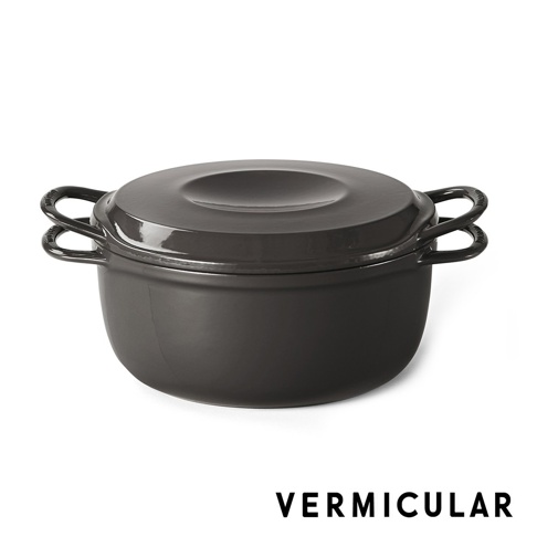 一個灰色的 Vermicular mini IH 琺瑯鑄鐵鍋，帶有兩個圓形提把和一個帶有圓形凸起的鍋蓋。