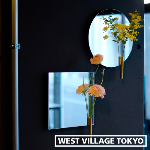 兩個壁掛式鏡面花器，一個圓形，一個方形，均帶有金色管狀花瓶，插著粉色牡丹和黃色花束。