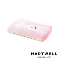 粉紅色今治純棉紗布毛巾，帶有白色條紋和可愛的白色狗狗刺繡圖案，狗狗身上有棕色領結。