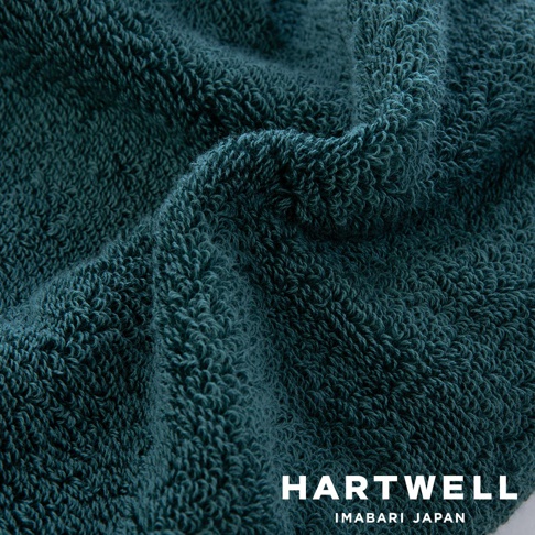 今治世紀傳承洗鍊輕盈毛巾，深藍綠色，柔軟蓬鬆的棉質材質，帶有清晰的織紋。