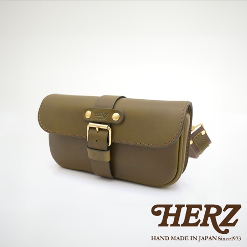 橄欖綠皮革單扣斜背包，帶有金色金屬釦和品牌標誌，皮革材質，手工縫製。