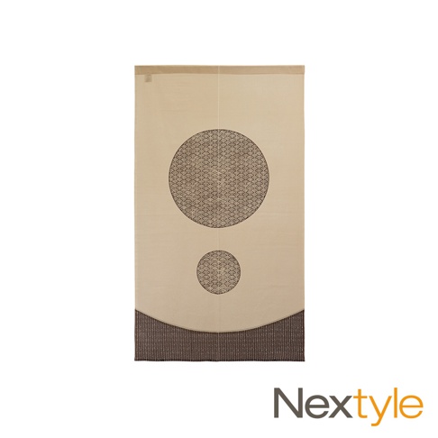 米白色布質門簾，印有兩個深棕色圓形紋飾，內含細緻的波浪圖案。門簾下半部有深棕色細條紋裝飾。