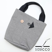 三河木綿刺子織紋樣的直式收納托特包，黑白格紋織紋，配有黑色織帶提把，正面有一個木質鈕扣及一個黑色三角形裝飾。