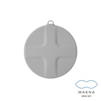 淺灰色圓形矽膠水槽蓋，表面有十字凹槽設計，頂部有一個掛環。