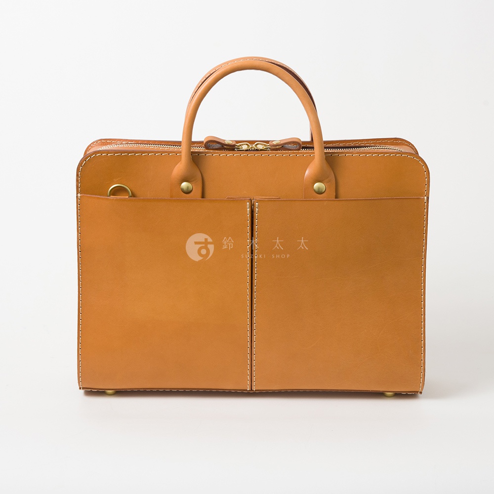 棕褐色皮革雙口袋兩用公事包，帶有頂部提把、金色拉鍊和縫線細節。