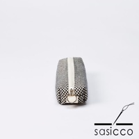 三河木綿刺子織筆袋，經典黑白格紋，配有米白色拉鍊及圓形拉頭。