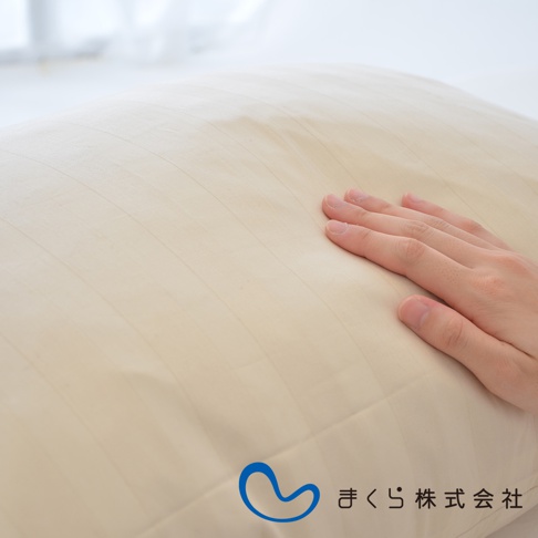 米白色條紋羽絨枕套，觸感柔軟，可堆疊增高，輕奢飯店風格。