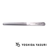 銀色金屬材質的寵物專用銼刀，一面有細緻的銼紋，另一面有「dogood」字樣和狗頭圖案，整體呈長條狀，尾部有弧形切口。