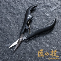 不鏽鋼防滑握柄指甲剪，黑色握柄，銀色不鏽鋼刀刃，刀刃尖銳，握柄設計符合人體工學，帶有品牌標誌。