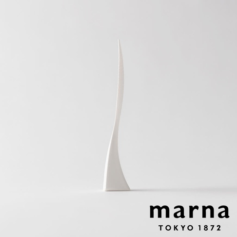 marna TOKYO 1872 品牌飯匙，以白色霧面質感和獨特的流線型設計，呈現簡約優雅的風格。