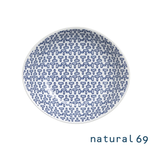 白色陶瓷主餐盤，盤面印有重複的藍色幾何圖案，圖案由相似「T」字形狀組合而成。