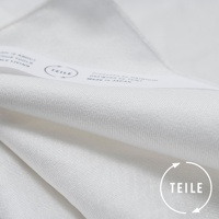 白色纖維擦拭巾，材質柔軟，織紋細膩。標籤印有「TEILE」品牌字樣及「Made in JAPAN」產地資訊，右下角有標示品牌名稱的圓形圖案。
