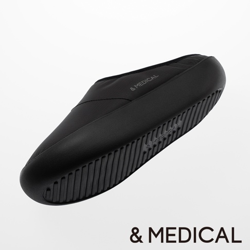 &MEDICAL 黑色休閒鞋，鞋面上印有 &MEDICAL 品牌標誌，鞋底有防滑紋路。