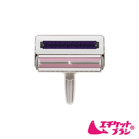 白色塑膠手柄的雙層除塵滾輪，上方滾輪為紫色刷毛，下方滾輪為粉紅色絨布材質，滾輪兩側有灰色塑膠滾輪。