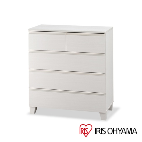 白色木製五層抽屜收納櫃，頂部有兩個小抽屜，下方有三個大抽屜，櫃體下方有四個斜切櫃腳。