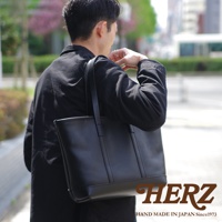 職人手作皮革經典托特包 T-9 L，黑色皮革，簡潔設計，附有兩個手提把，適合日常攜帶。