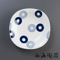 白色陶瓷沙拉盤，表面佈滿深藍色圓形圖案，包含實心圓和同心圓線條。