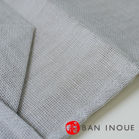 淺灰色網狀蚊帳布料，材質輕薄透氣，有規律的網格紋路。