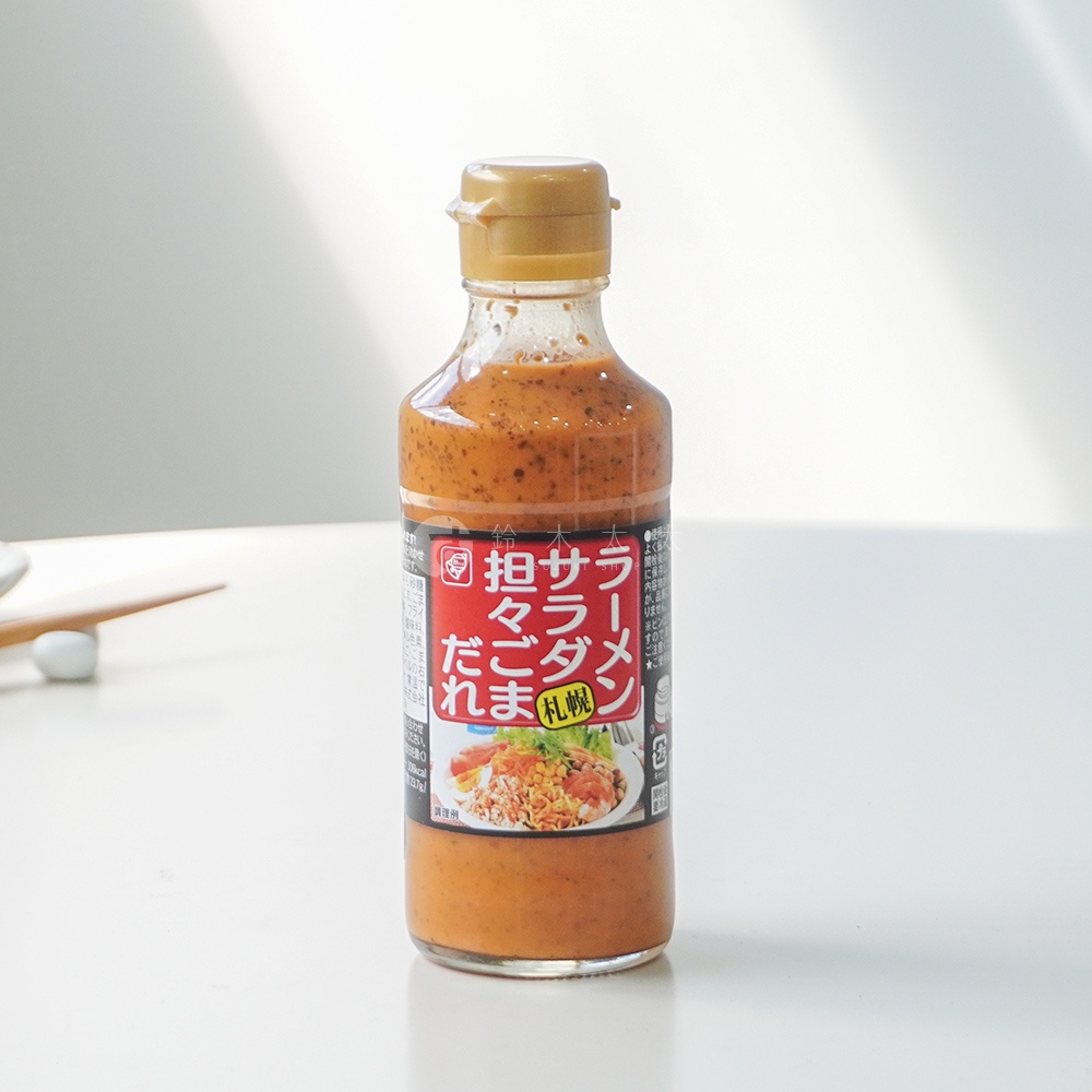 Bellfoods北海道芝麻擔擔風味沙拉醬，瓶身貼有日文標籤，內容物呈現紅褐色，瓶蓋為金色。